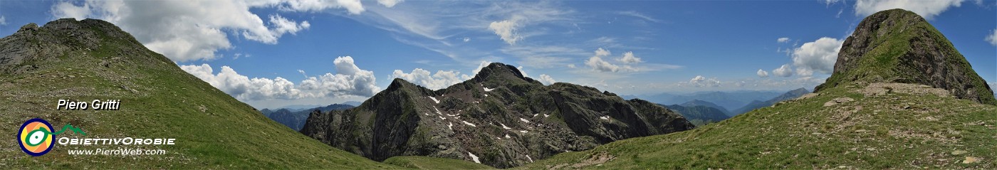 59 Alla Bocchetta Paradiso (2457 m), a sx il Pizzo Paradiso (2493 m),  a dx la quota 2500, al centro il Pizzo Tre Signori (2554 m).jpg